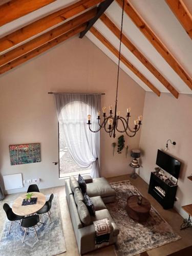 un soggiorno con un divano e un tavolo di Walnut Cottage a Clarens