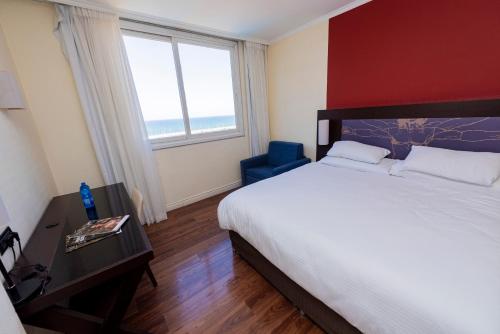 Postel nebo postele na pokoji v ubytování Hotel Basel Tel-Aviv