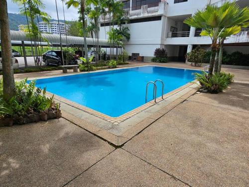 a large blue swimming pool in front of a building at Near USM 6 pax, 2 Bedroom w Aircond, 2 toilet, 5G WIFI in Si Dua Besar