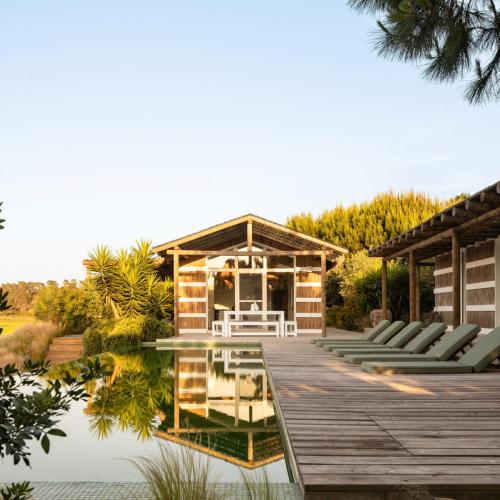 a house with a pond in front of it at Flor de Arroz in Carvalhal