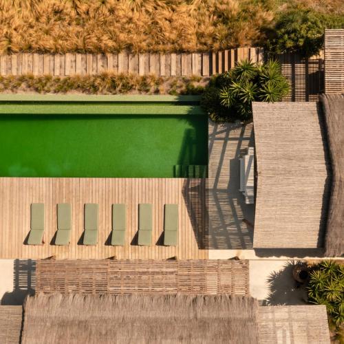 two images of a pool with a fence and a green yard at Flor de Arroz in Carvalhal