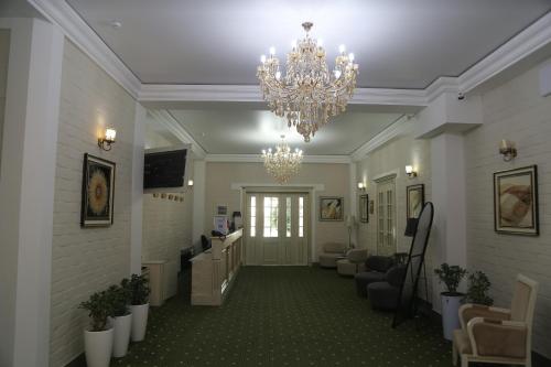a hallway with a chandelier and a waiting room at BEK PLUS HOTEL in Takchilik