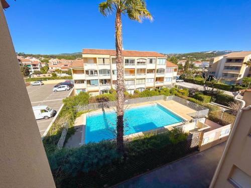 un appartement avec piscine et palmier dans l'établissement Coquet studio dans résidence avec piscine Sanary, à Les Playes