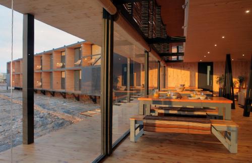 un bâtiment avec de grandes baies vitrées et une table dans l'établissement Hotel Apacheta, à Arica