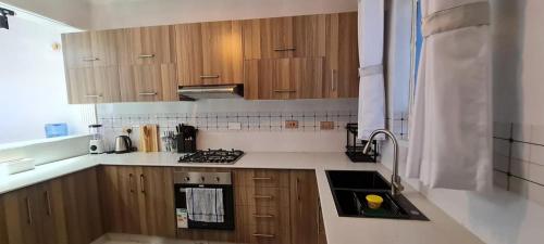 Kuchyň nebo kuchyňský kout v ubytování Juja Executive Villas