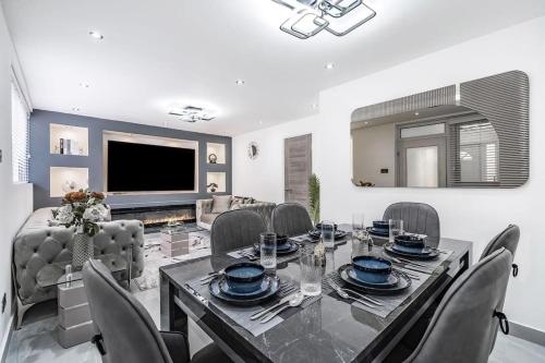 a dining room with a table and chairs at Stunning home Excellent location in Manchester