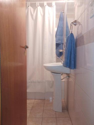 Et badeværelse på Departamento cerca de todo