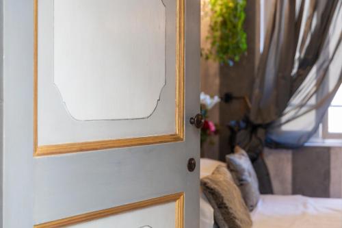 a door with a picture on it next to a window at BIBI BOUTIQUE AREZZO Camere deluxe Cartazucchero & Cioccolato in Arezzo