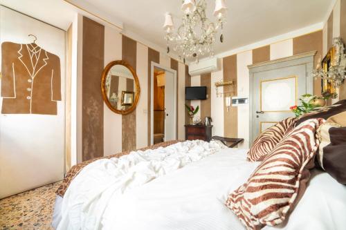 a large white bed in a room with a mirror at BIBI BOUTIQUE AREZZO Camere deluxe Cartazucchero & Cioccolato in Arezzo