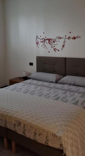 a bedroom with a large bed with flowers on the wall at Appartamento Vista Panoramica in Agrate Brianza