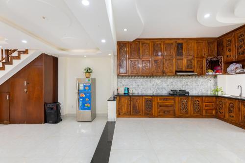 Η κουζίνα ή μικρή κουζίνα στο Homestay 5 phòng ngủ, 30 Võ Thị Sáu, Bãi Sau - Free loa Karaoke