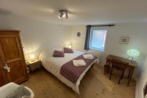 une chambre avec un lit, un bureau et une fenêtre dans l'établissement Townhouse in the countryside, à Berstett