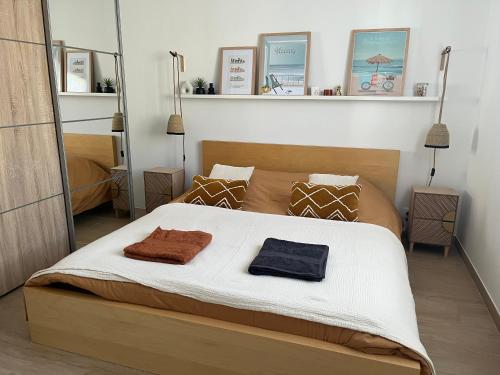 une chambre avec un lit avec deux serviettes dessus dans l'établissement Maison quartier la Campane Narbonne, à Narbonne
