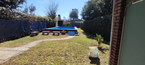 a backyard with a pool and a picnic table at Pergamino GUEST HOUSE in Pergamino