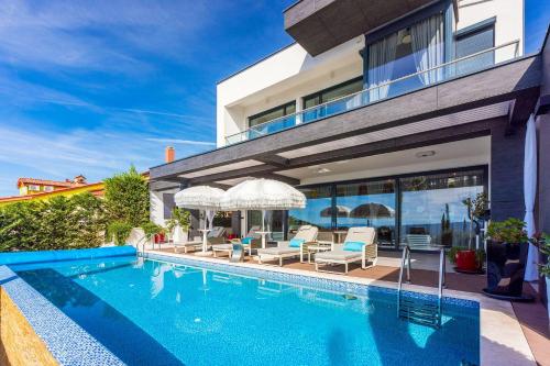 Luxusvilla mit Infinity-Pool, Wellnessbereich, 1 km zum Strand
