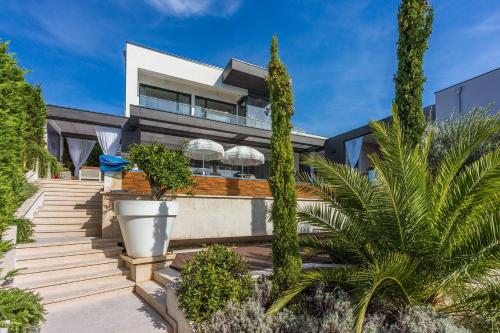 Luxusvilla mit Infinity-Pool, Wellnessbereich, 1 km zum Strand