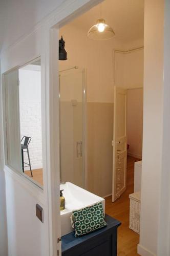 une salle de bain avec un lavabo et un miroir dans l'établissement Appartement Gabules, à La Ciotat