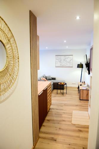 un salon avec un canapé et une table dans l'établissement La Pause Exquise T3 by PRIMO C0NCIERGERIE, à Saint-Étienne