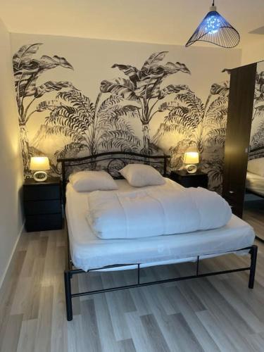 - une chambre avec un lit et un mur orné d'une fresque murale dans l'établissement Maison de campagne, à Hautot-sur-Seine