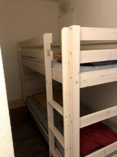 - 2 lits superposés en bois dans une petite chambre dans l'établissement Appartement Station de ski La Mongie Pieds des Pistes 6 couchages, à Bagnères-de-Bigorre