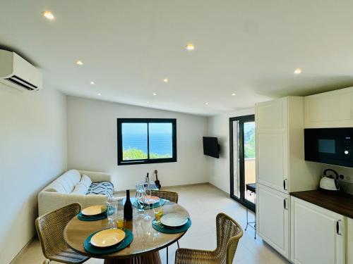 un salon avec une table et quelques chaises dans l'établissement SeaView Home - Evasion près de Monaco, à Cap d'Ail