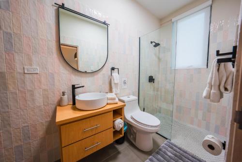 Koupelna v ubytování Casa Loba Luxe Unit 2 with private pool and garden