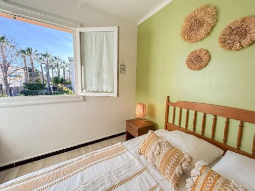 une chambre avec un lit et une fenêtre dans l'établissement Joli T2 à deux pas des plages Six-Fours Sanary, à Sanary-sur-Mer