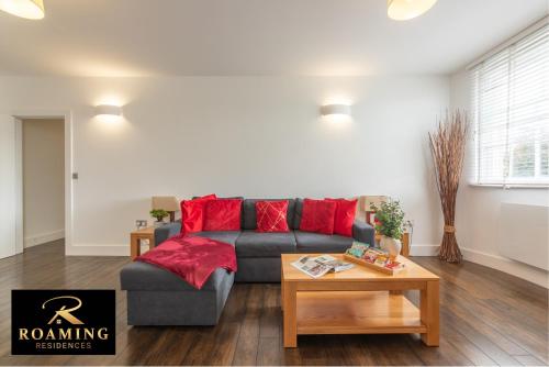 un salon avec un canapé et une table dans l'établissement Sleeps 6 - Central - Free Secure Parking - 2 Bath, à Reading