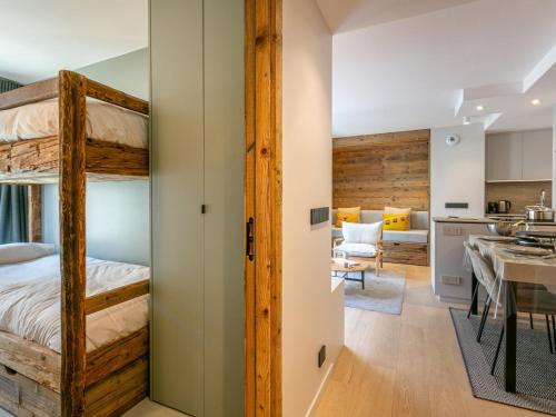 - une chambre avec des lits superposés et un salon dans l'établissement Appartement de standing avec garage, wifi et terrasse au pied des pistes à Val-d'Isère - FR-1-694-332, à Val dʼIsère