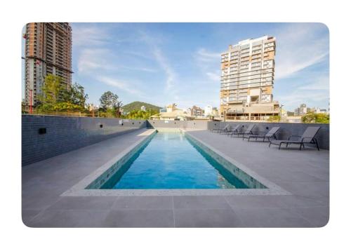 a swimming pool on the roof of a building at Apartamento 510 Blumenau 400 MT Vila Germânica in Blumenau