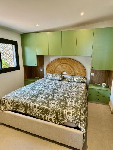 - une chambre avec un grand lit et des armoires vertes dans l'établissement SeaView Home - Evasion près de Monaco, à Cap d'Ail