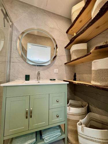 une salle de bain avec un lavabo vert et un miroir dans l'établissement SeaView Home - Evasion près de Monaco, à Cap d'Ail