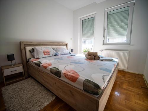 a bedroom with a bed with a teddy bear on it at Apartman Casa di Tasa in Veliko Gradište