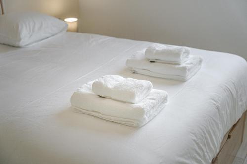 zwei gefaltete Handtücher auf einem weißen Bett in der Unterkunft Ocean Garden Sunset View in Adeje