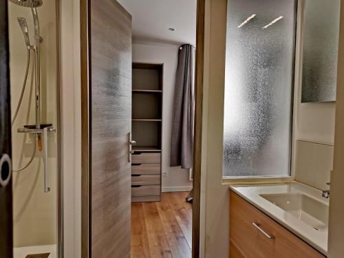 une petite salle de bain avec un lavabo et une douche dans l'établissement Le Boho du centre ville, à Lens