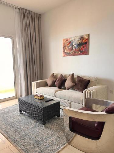 Posezení v ubytování Hala Holiday Homes - Al Hamra Village, RAK