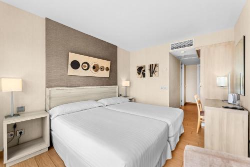 Ένα ή περισσότερα κρεβάτια σε δωμάτιο στο THB Lanzarote Beach