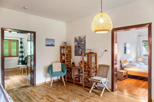 a living room with a bedroom and a bed at Kärntner Bauernhaus in Panoramalage in Laas