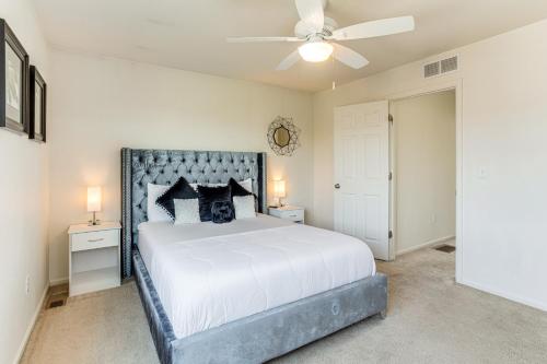 オーロラにある6 Mi to DIA Denver Home with Fenced Yard and Fire Pitのベッドルーム1室(大型ベッド1台、シーリングファン付)