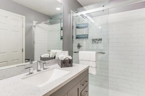 オーロラにある6 Mi to DIA Denver Home with Fenced Yard and Fire Pitの洗面台とシャワー付きの白いバスルーム