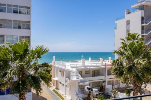 Stylish Modern Beachside Apartment with Pool & Seaview