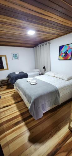 Postel nebo postele na pokoji v ubytování Casa linda e muito aconchegante em Campos do Jordão