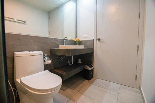 Ban KlangにあるFully Furnished Apartment - NV-622のトイレと洗面台付きのバスルーム