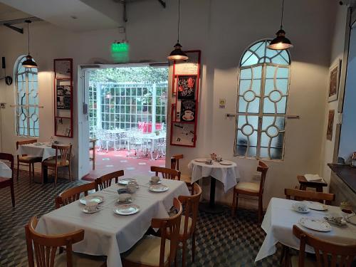 a dining room with tables and chairs and a window at HOTEL Boutique Casablanca Adrogué in Adrogué