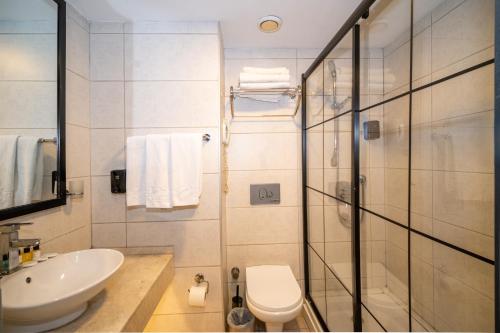 Koupelna v ubytování Grand S Hotel
