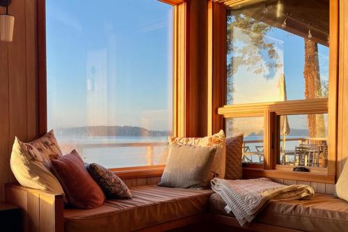 a window seat with pillows sitting in front of a window at Rainier View Beach House in South Beach