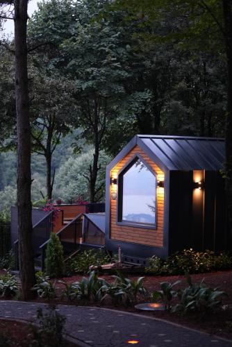 Taman di luar Saklı Vadi Tiny House