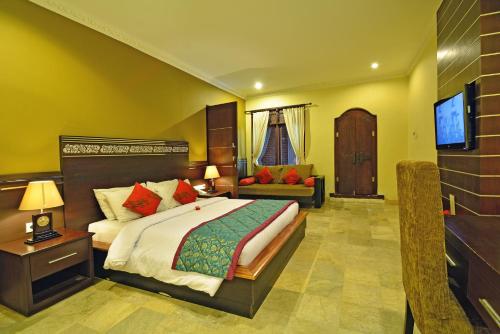 Ένα ή περισσότερα κρεβάτια σε δωμάτιο στο Puri Dewa Bharata Hotel & Villas