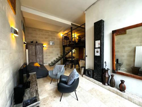 Prostor za sedenje u objektu Veda - Loft In The Heart Of Paris - Louvre