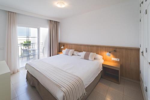 Кровать или кровати в номере Los Olivos Beach Resort